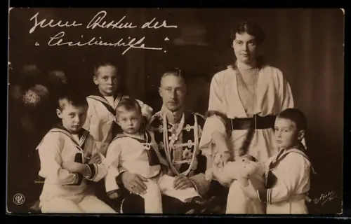 AK Kronprinz Wilhelm von Preussen in Husaren-Uniform mit Gemahlin Cecilie und den vier prinzlichen Söhnen