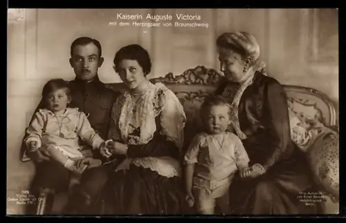 AK Kaiserin Auguste Victoria mit dem Herzogenpaar von Braunschweig und Enkelkindern, Ernst August, Victoria Luise