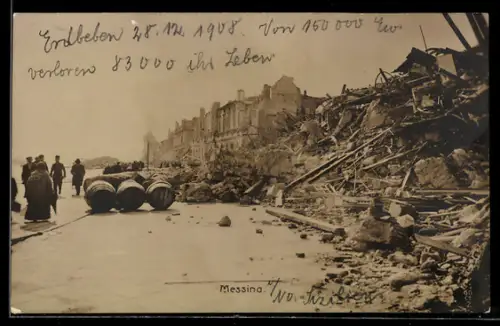 AK Messina, Strassenpartie mit Schutt nach dem Erdbeben