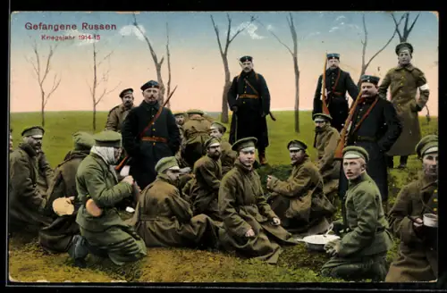 AK Gefangene Russen, Kriegsgefangene, Wachsoldaten und POW's rastend im Feld