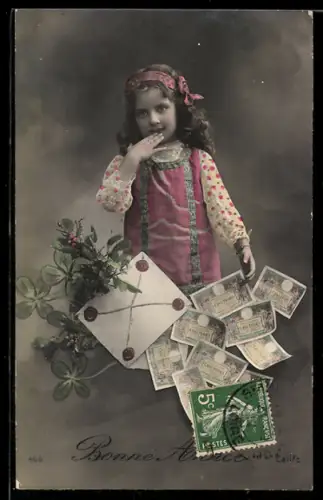AK Kleines Mädchen mit Geldscheinen und Kleeblättern