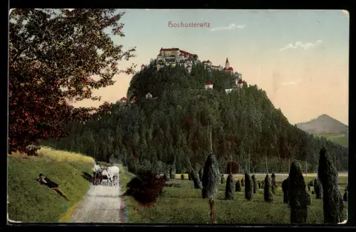AK Hochosterwitz, Schloss auf Felssporn, Waldhang, Weg mit Fuhrwerk