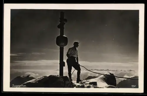AK Bergsteiger am Gipfel geniesst die Aussicht