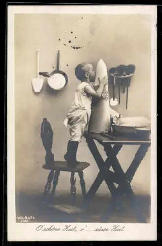 AK Kriegsnot, Junge leckt am grossen Zuckerhut