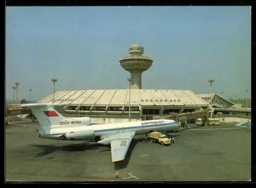AK Yerevan, The Zvartnots airport, Flugzeug CCCP-85192 auf dem Landeplatz