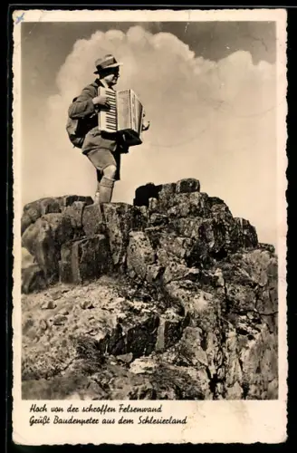 AK Baudenpeter steht mit seinem Akkordeon auf der Felsenwand