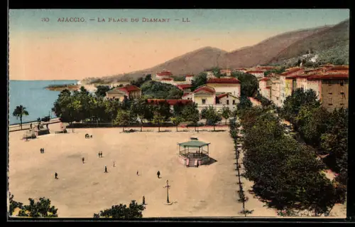 AK Ajaccio, La Place du Diamant avec vue sur la mer et les montagnes en arrière-plan