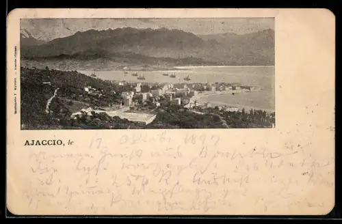 AK Ajaccio, Vue sur la ville et le port avec montagnes en arrière-plan
