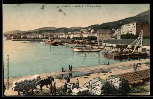 AK Bastia, Vue générale du port animé avec bateaux et travailleurs sur le quai