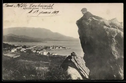 AK Ajaccio /Corse, Vue générale avec un homme sur un rocher surplombant la ville et la mer