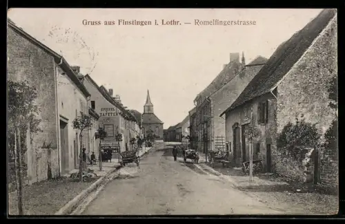 AK Finstingen i. Lothr., Blick in die Romelfingerstrasse mit Kirche, Geschäft für Spiegel und Tapeten