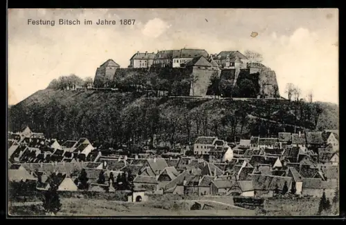 AK Bitche, Vue de la forteresse en 1867 avec le village en premier plan