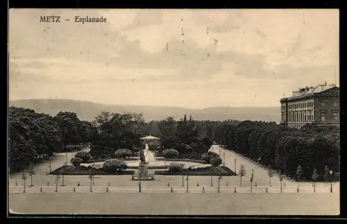 AK Metz, Esplanade avec vue sur le jardin et l`architecture environnante
