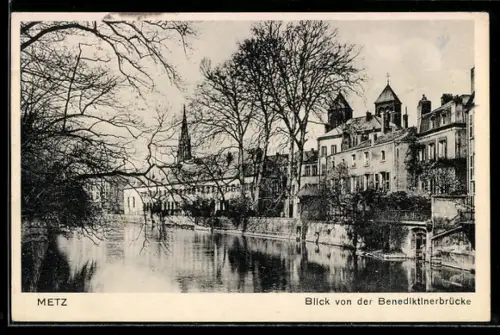 AK Metz, Vue de la passerelle des Bénédictins et des maisons au bord de l`eau