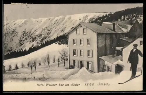 AK Weissensee, Hotel Weisser See en hiver avec skieur à l`avant-plan