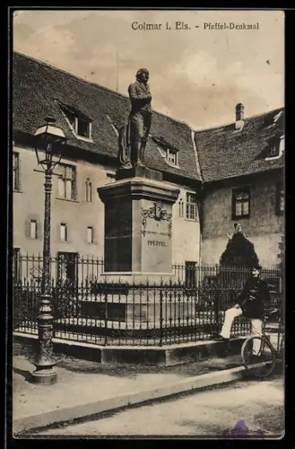 AK Colmar, Monument Pfeffel avec cycliste en avant-plan