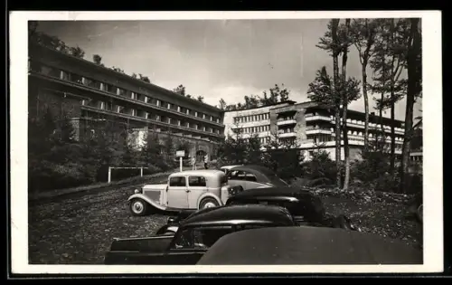 AK Kékesszálló a Mátrában, Gebäude mit Parkplatz