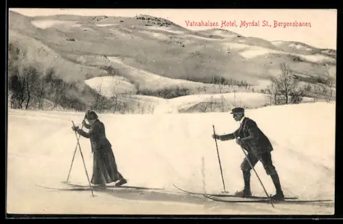 AK Vatnahalsen, Paar auf Skiern unterwegs in der winterlichen Landschaft