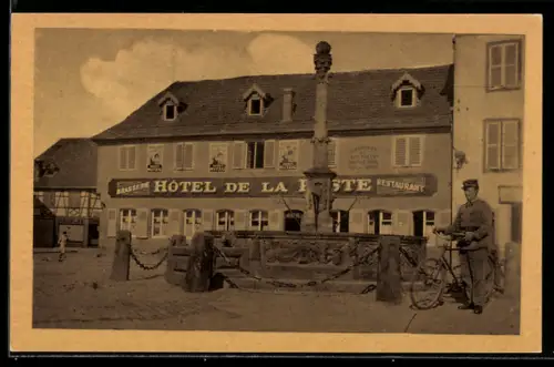 AK Mutzig, Place du Marché avec l`Hôtel de la Poste et un homme à vélo