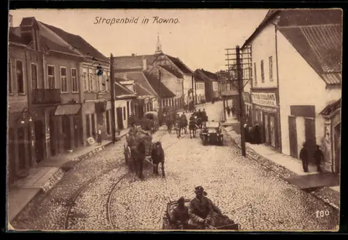 AK Kowno, Strassenbild mit durchziehenden Soldaten