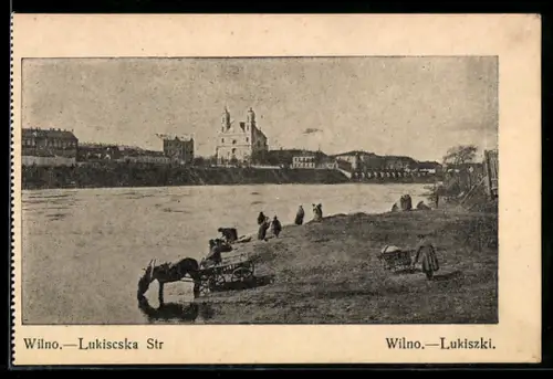 AK Wilno, Lukiscskastrasse, Uferpartie mit trinkendem Arbeitspferd, Wäscherinnen, Ortspanorama