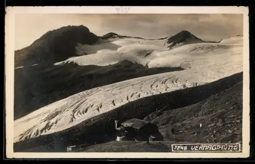 AK Vernagthütte, Berghütte mit Gletscher