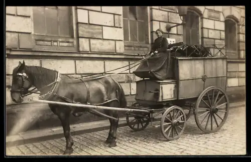 Foto-AK Dresden, Transportkutsche Frau Bräuer 1915, Antonsplatz, An der Markthalle