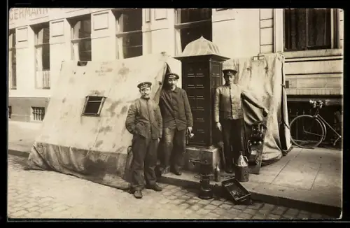 Foto-AK Dresden, Installation einer Telegrafenstation am Strassenrand