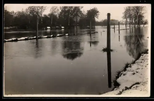 Foto-AK Bünde, Else-Hochwasser vom verschneiten Gras aus gesehen