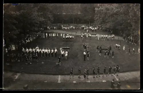 Foto-AK Bünde, Geräteübungen der Riegen des Bünder Turnvereins auf dem Spielplatz im Stadtgarten