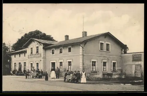 AK Bautzen, Gasthof zu Burk C. Richter, mit Wirtspaar u. Gästen an Aussentischen