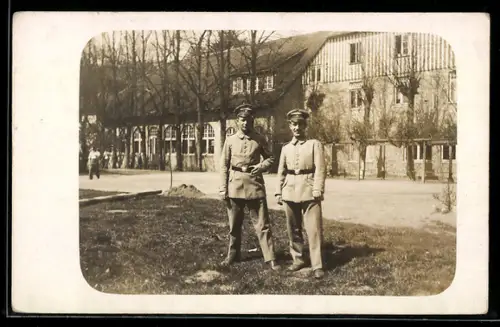 Foto-AK Mölln, Soldaten der Infanterie vor der Kaserne 1916