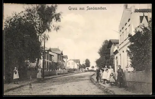 AK Sandesneben, Strassenpartie mit Wohnhäusern und Anwohnern