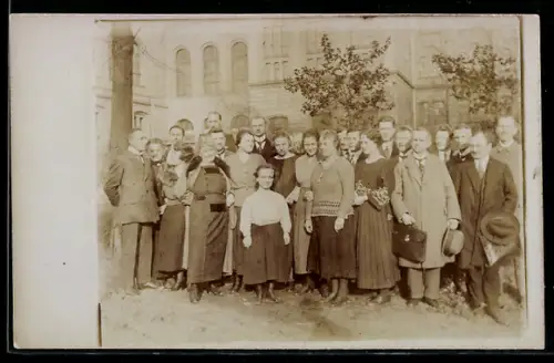 Foto-AK Berlin-Wilmersdorf, Schulbüro des Bezirksamtes 1923, Menschengruppe