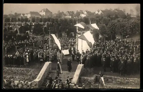 Foto-AK Bünde, Festliche Versammlung mit Soldaten in Paradeuniform und Orchester