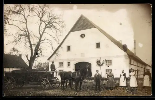 Foto-AK Spradow, Gehöft mit Kutsche, Aussenansicht