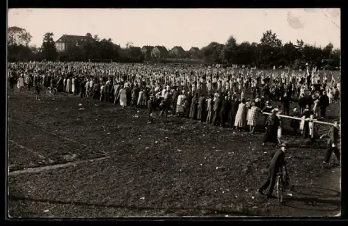 Foto-AK Bünde, Freiübungen der Reichsjugendwettkämpfe auf dem Sportplatz