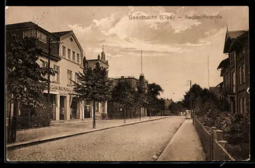 AK Geesthacht /Elbe, Partie in der Bergedorferstrasse mit Parfümerie Georg Stock