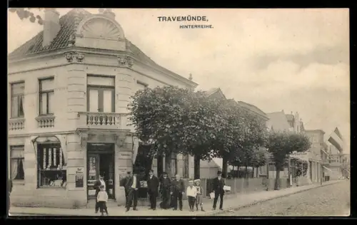AK Travemünde, Männer und Kinder an einem Geschäft in der Hinterreihe-Strasse