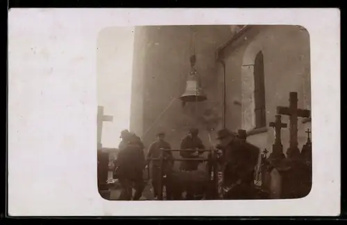 Foto-AK Waldsee /Württ., Glockeneinholung 1914 mit Arbeitern