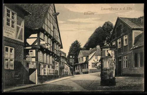 AK Lauenburg a. d. Elbe, Strassenpartie Elbseite mit Litfasssäule und Geschäften