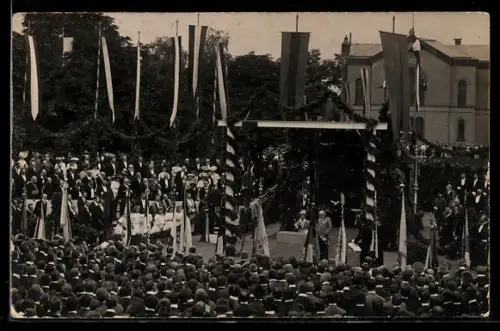 Foto-AK Freiburg /Breisgau, Festakt 1906, Soldat in Uniform an einem Podium