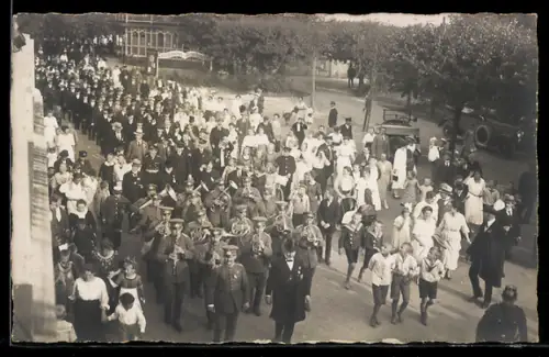 Foto-AK Travemünde, Umzug mit Soldaten am Gasthof Conditorei Strandpavillon