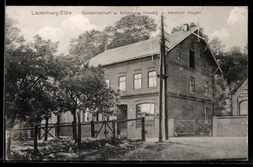 AK Lauenburg /Elbe, Gasthaus und Kolonialwarengeschäft von Heinrich Hagen, Aussenansicht mit Grünanlage