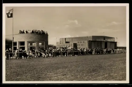 AK Travemünde, Flughafen mit Halle und Flughafengebäude