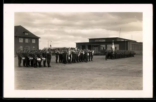 Foto-AK Travemünde, Flughafen, Musikzug der Wehrmacht, angetretene Kompanie mit Truppenfahne