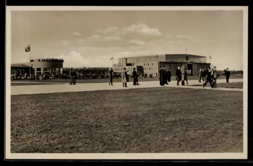 AK Travemünde, Flughafen mit Halle und Flughafengebäude, Passagiere auf Flugfeld