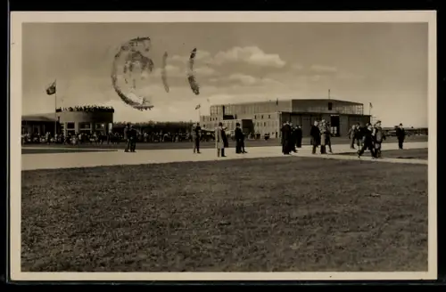 AK Travemünde, Flughafen mit Halle und Flughafengebäude, Passagiere auf Flugfeld
