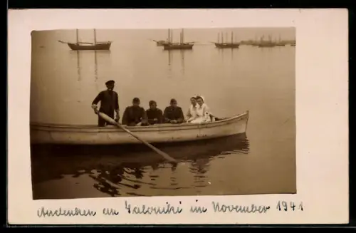 Foto-AK Saloniki, Ruderboot mit Soldaten und Krankenschwestern