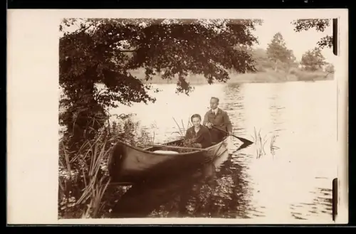 Foto-AK Paar im Ruderboot am Seeufer